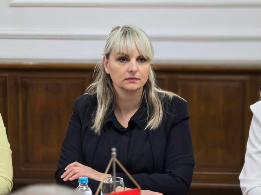 Socijalna karta mrtvo slovo na papiru, porodica i dalje odlaze