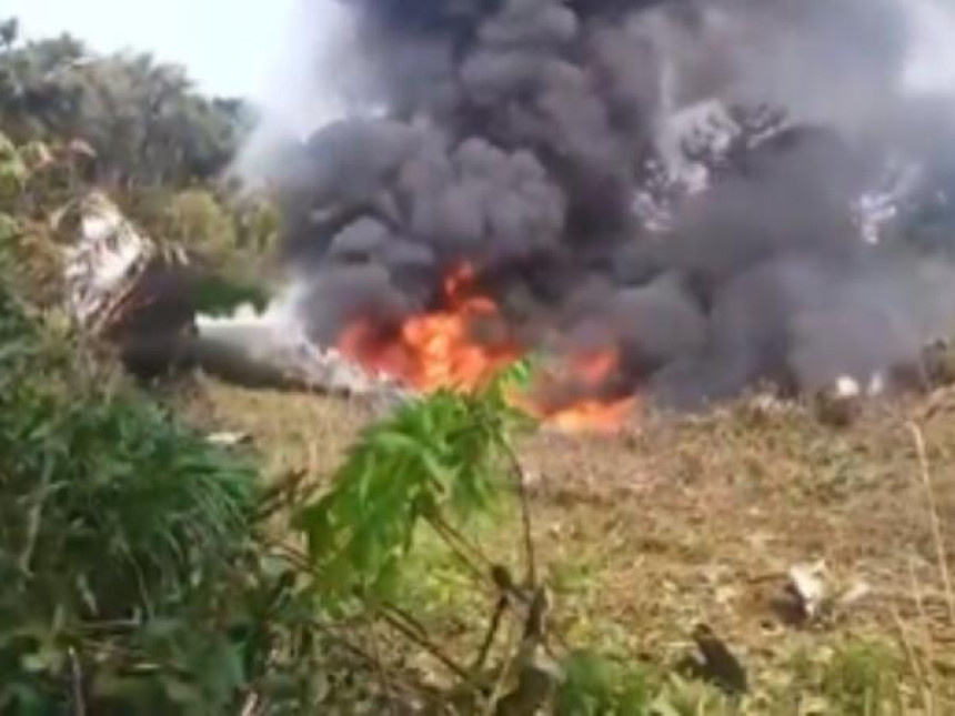 Пад војног авиона у Колумбији, непознат број жртава (ВИДЕО)