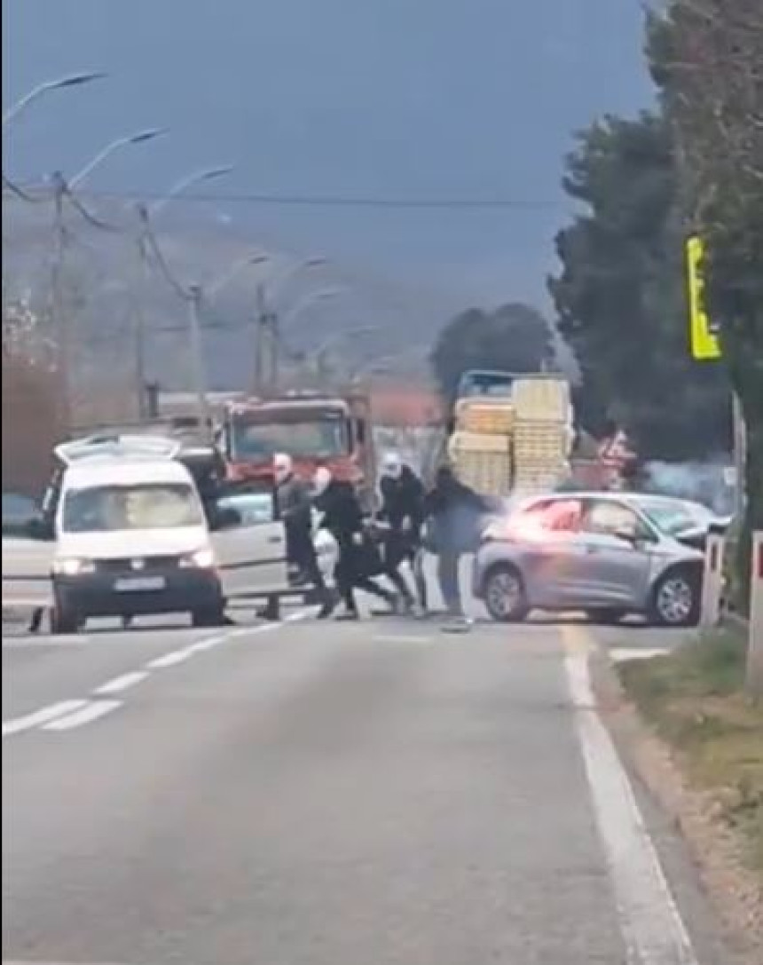 Мостар: Маскирани палицама и бакљама напали возача