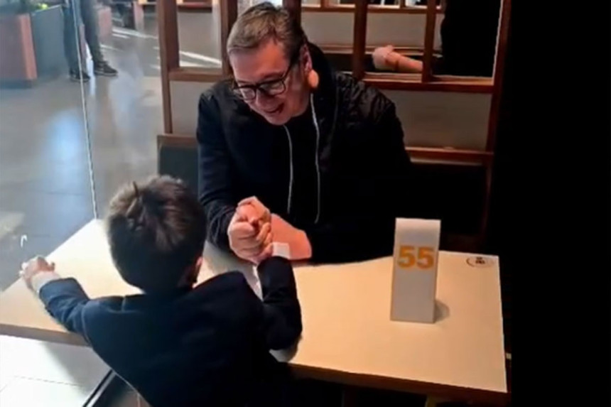 Вучић са најмлађим сином Вуканом у шетњи и игри