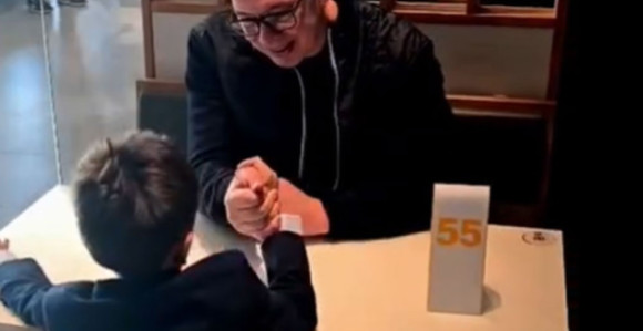 Вучић са најмлађим сином Вуканом у шетњи и игри