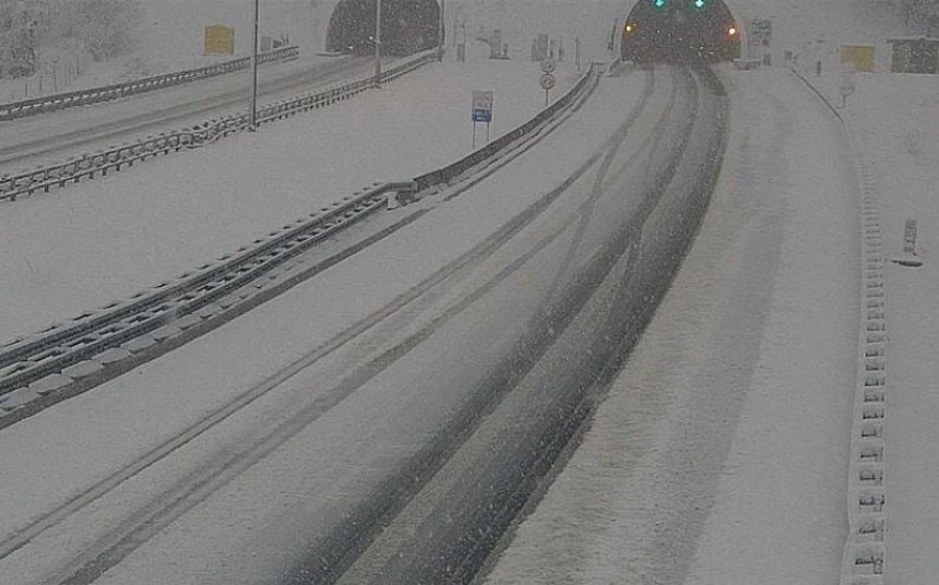 Snijeg zatrpao auto - put u Hrvatskoj, građani upozoreni