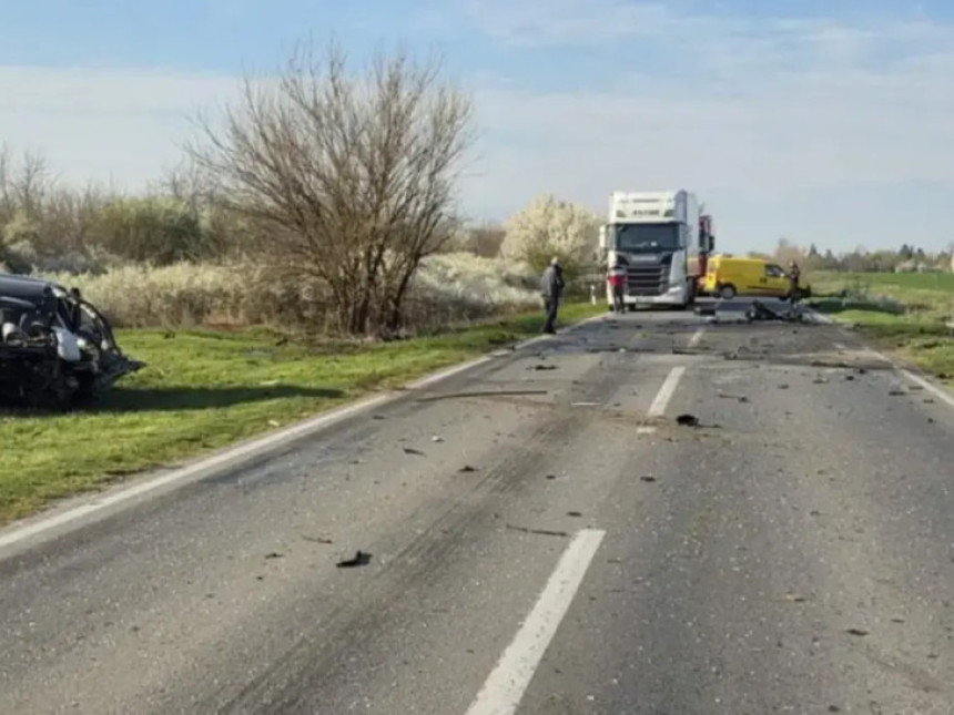 Стравична несрећа: Аутом се закуцао у камион, па погинуо