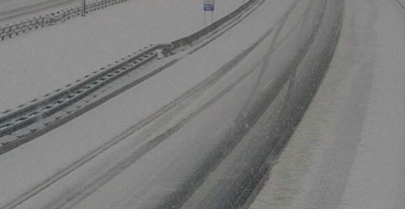 Снијег затрпао ауто - пут у Хрватској, грађани упозорени