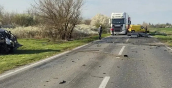 Стравична несрећа: Аутом се закуцао у камион, па погинуо