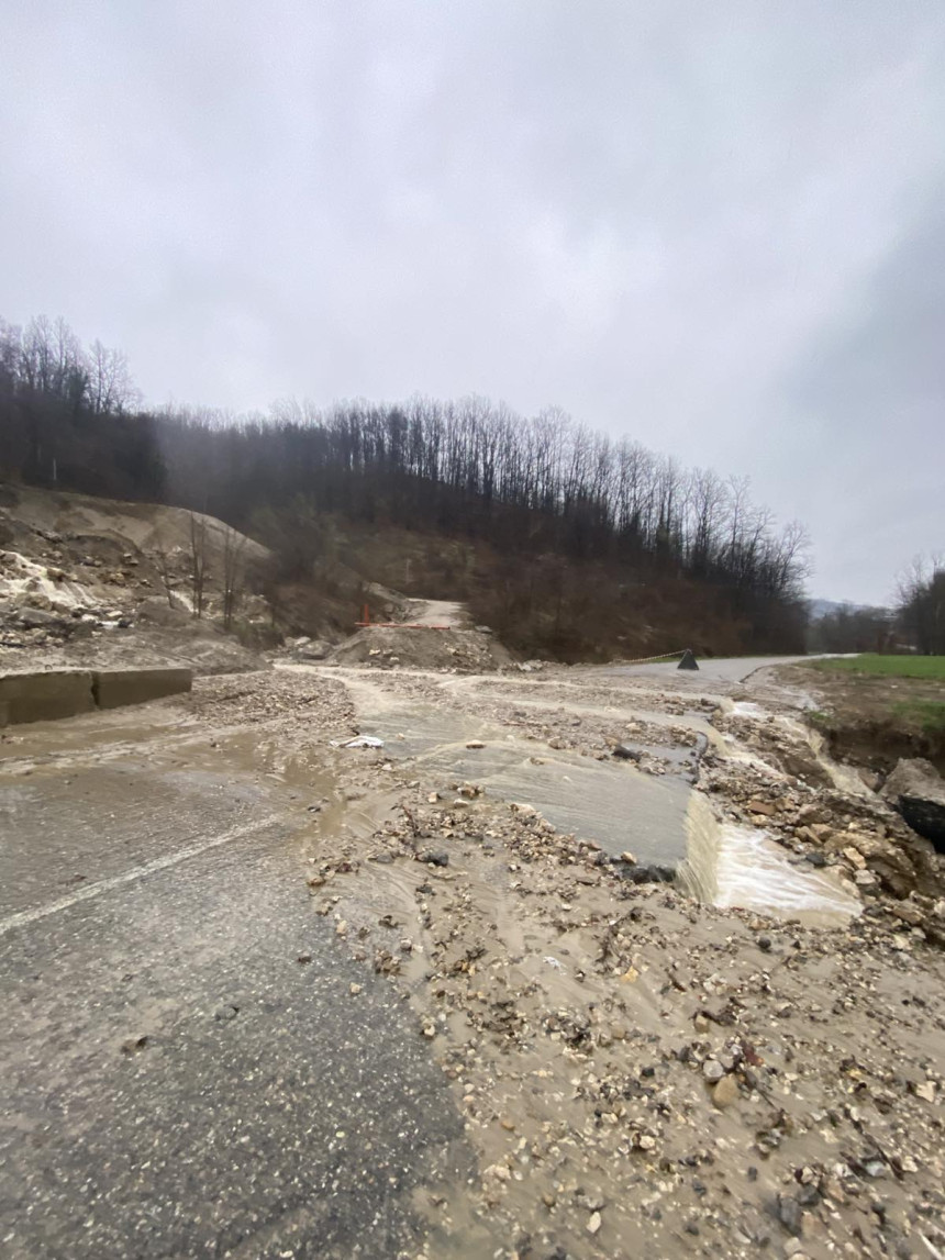 Лопаре: Непроходан пут кроз Тобут, излило се блато и камење