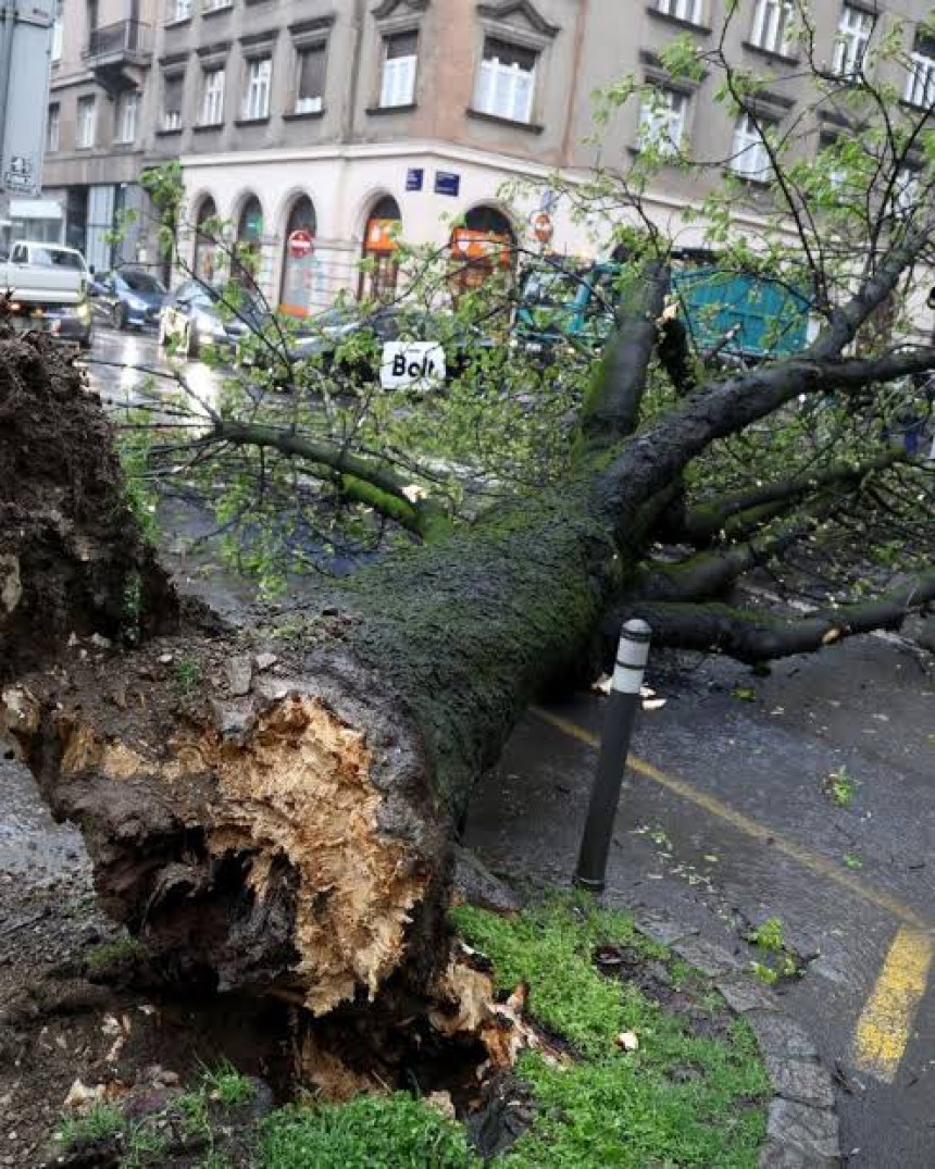 Загреб: Овакви удари вјетра дешавају се једном у 100 година