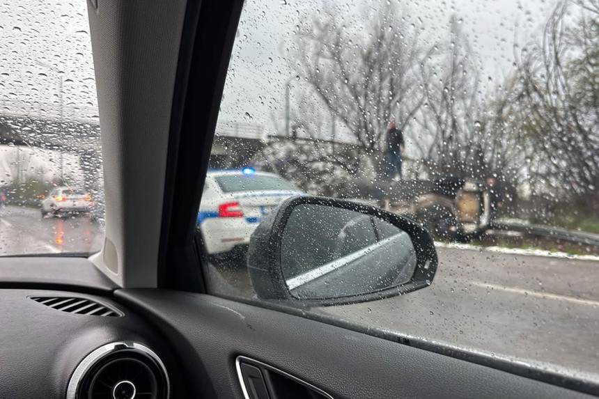 Преврнуто ауто: Удес и застој на брзој цести код Бањалуке