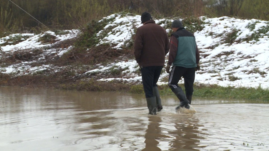 Poplave u Prijedoru: Voda nosila auto i vozača (video)