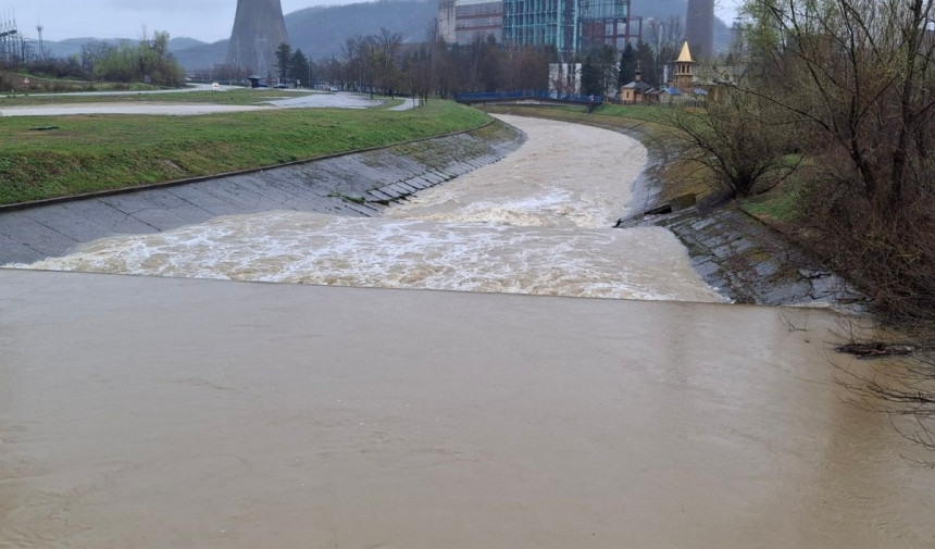 Угљевик: Непроходан локални пут, излива се вода