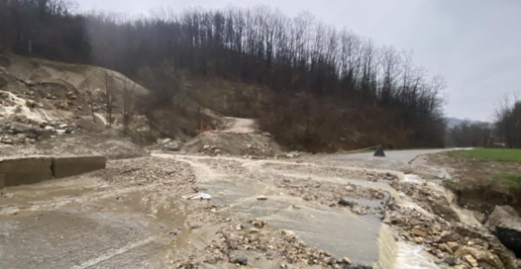 Lopare: Neprohodan put kroz Tobut, izlilo se blato i kamenje