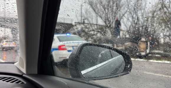 Преврнуто ауто: Удес и застој на брзој цести код Бањалуке