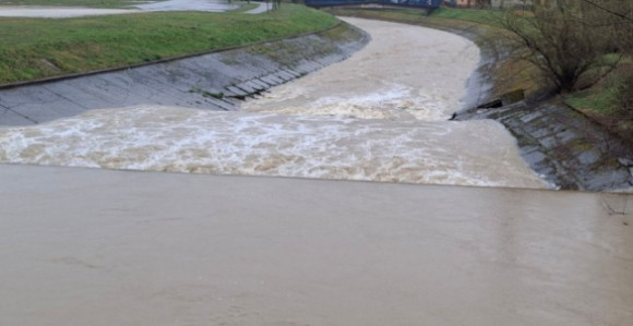 Ugljevik: Neprohodan lokalni put, izliva se voda