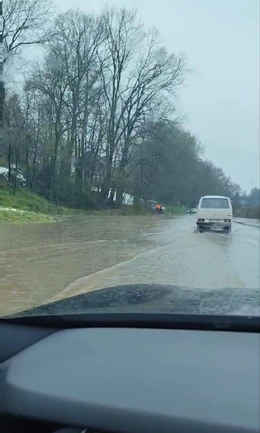 Бујичне воде поплавиле улице на подручју Добоја (ВИДЕО)