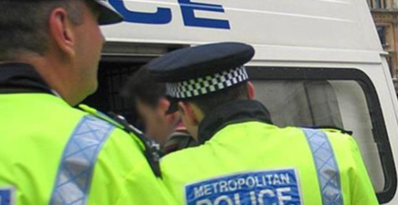 Аутомобил покосио више пјешака у центру града Дербија