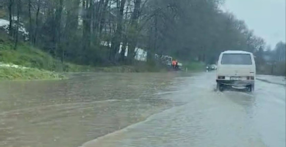 Бујичне воде поплавиле улице на подручју Добоја (ВИДЕО)