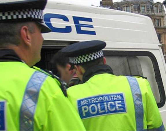 Аутомобил покосио више пјешака у центру града Дербија