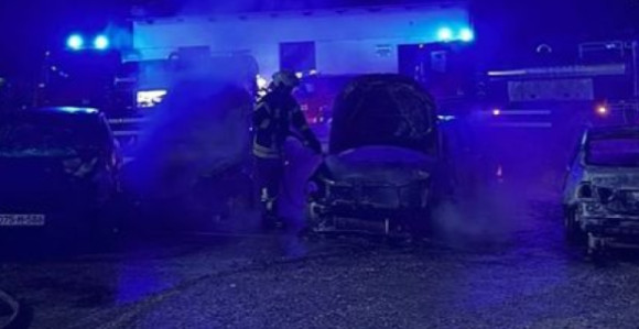 Мостар: Више возила горјело у дворишту средње школе