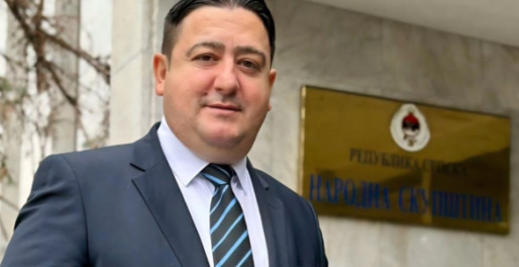 Срамна логика СНСД-а: Ко нас хљебом, ми њега каменом!