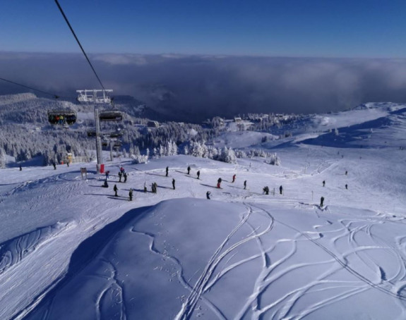 Oblačno vrijeme sa kišom i snijegom na planinama