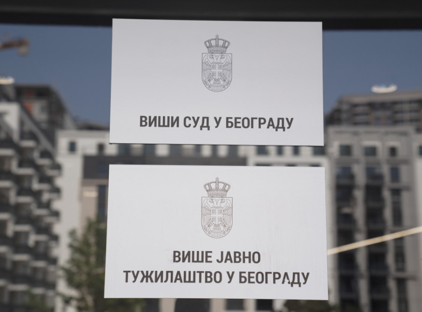 U zgradi Rektorata pirotehnika, igle, špricevi, braunile...