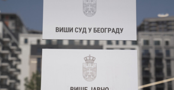 U zgradi Rektorata pirotehnika, igle, špricevi, braunile...