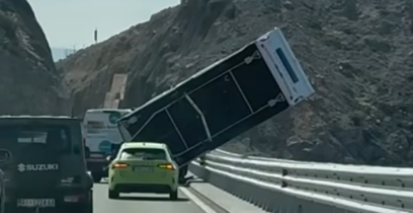 Vjetar prevrnuo prikolicu, obustava saobraćaja (VIDEO)