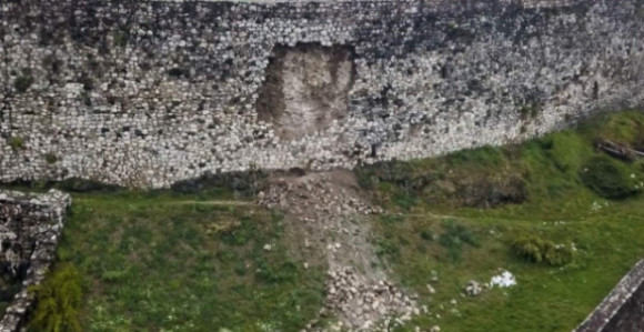 Doboj: Kritično stanje tvrđave, bedemi popuštaju (FOTO)