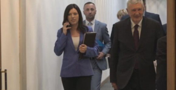 SNSD-ovci po tri godine ne plaćaju račune u restoranu: Prijete im tužbe!