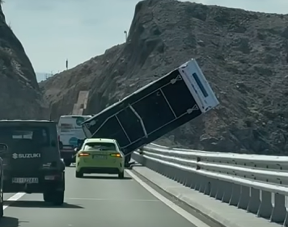 Вјетар преврнуо приколицу, обустава саобраћаја (ВИДЕО)