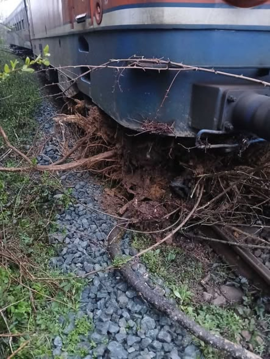 Putnički voz naletio na odron, nema povrijeđenih