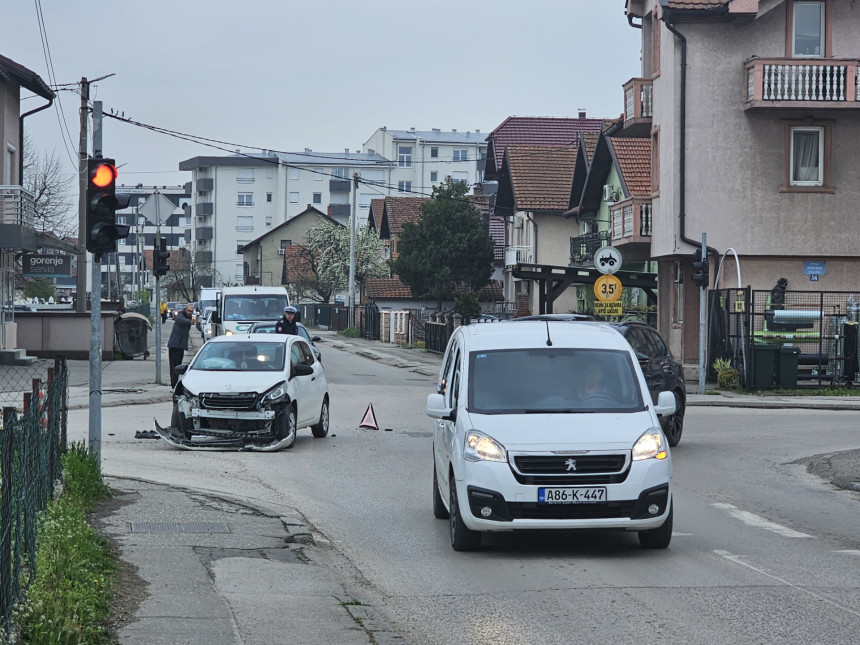 Бијељина: Удес у Београдској улици, једно лице повријеђено