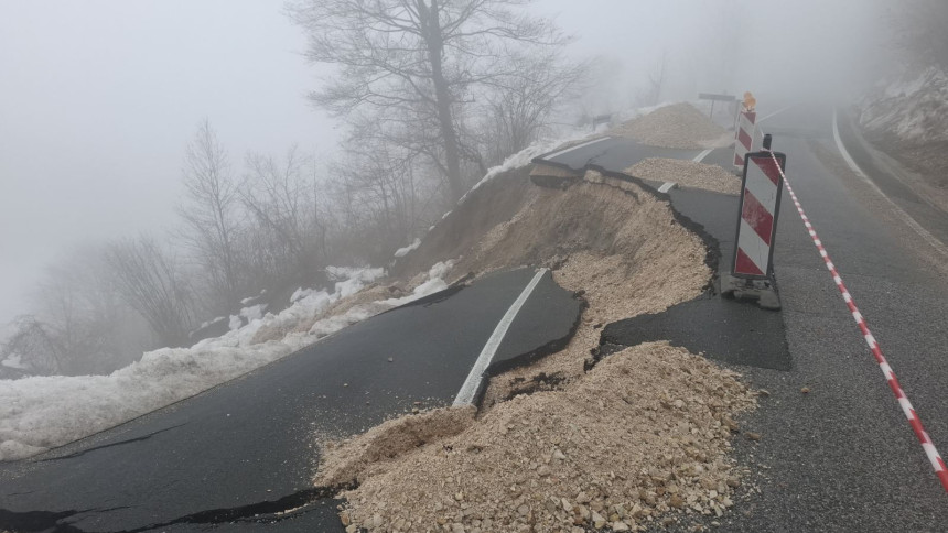 Одрон обуставио саобраћај на путу Бијељина - Тузла