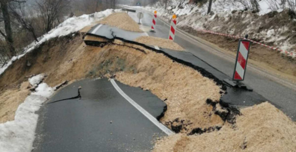 Odron obustavio saobraćaj na putu Bijeljina - Tuzla