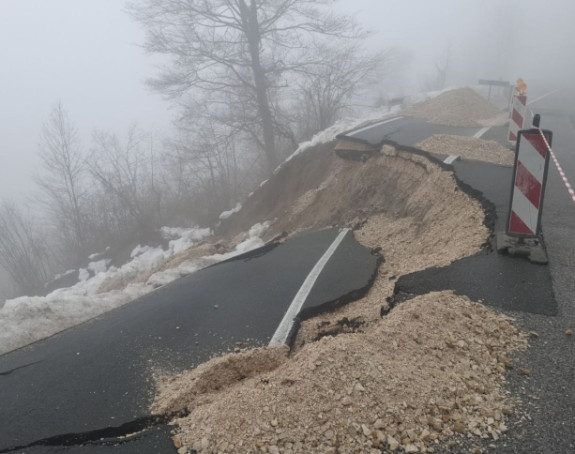 Одрон обуставио саобраћај на путу Бијељина - Тузла
