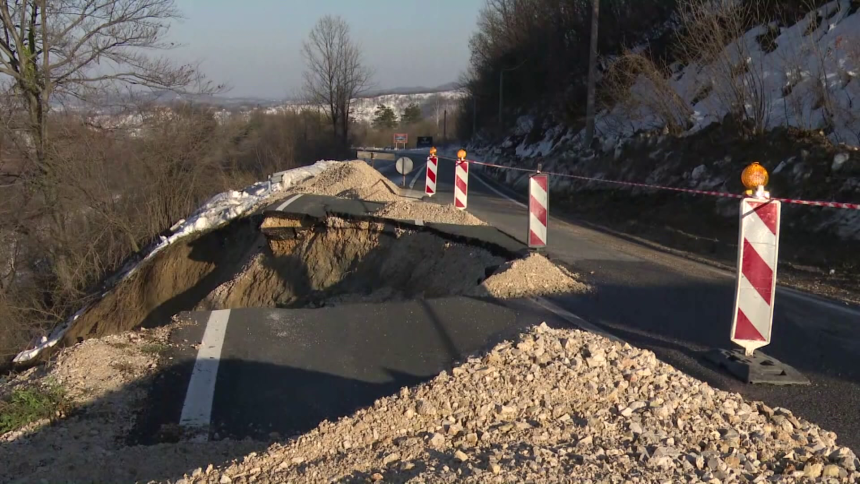 I dalje obustavljen saobraćaj na putu Bijeljina-Tuzla zbog odrona (FOTO/VIDEO)