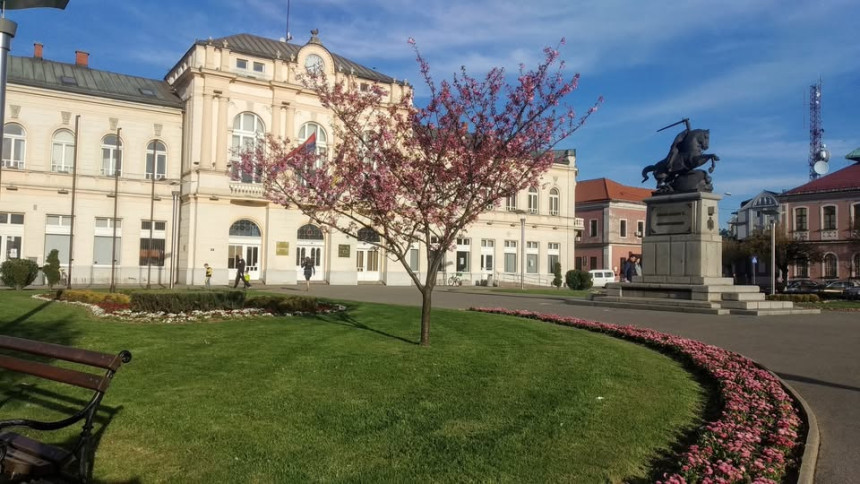 Сунчано и топло вријеме, на југу пролазна облачност