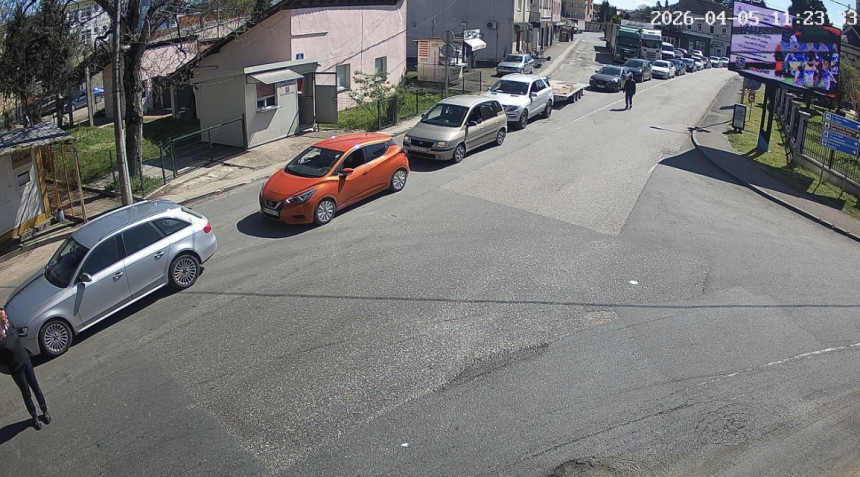 Велика гужва на граници у Градишци, очекује се већа