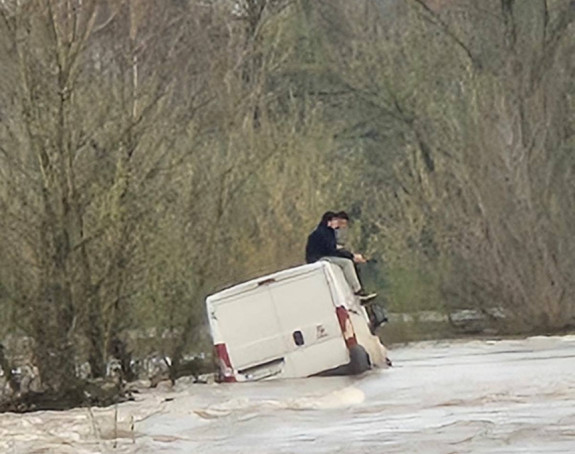 Nisu željeli slušati upozorenja, ali spaseni sa kombija
