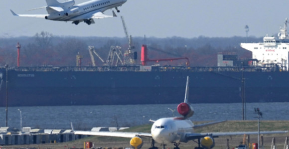 Жена се породила у авиону, добила проједлог за име бебе