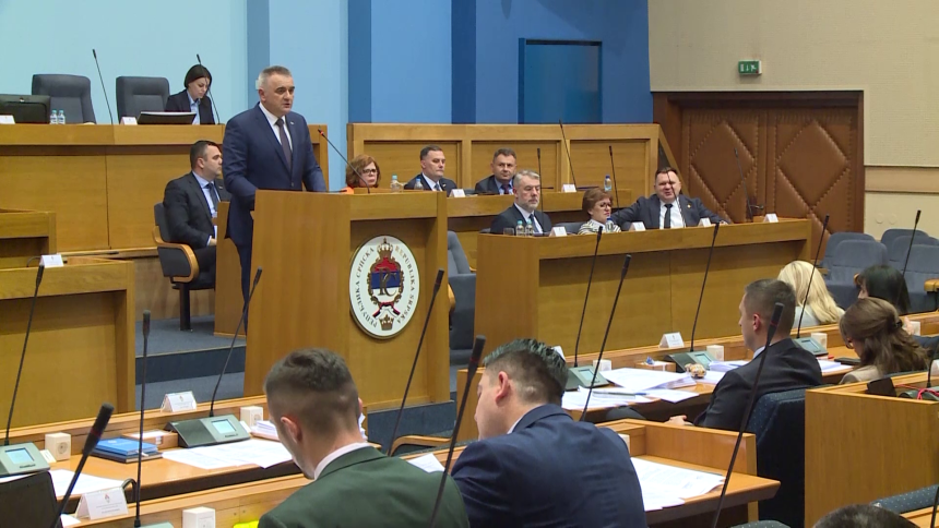 Premijer i ministri povećali sebi plate, a manjak u budžetu