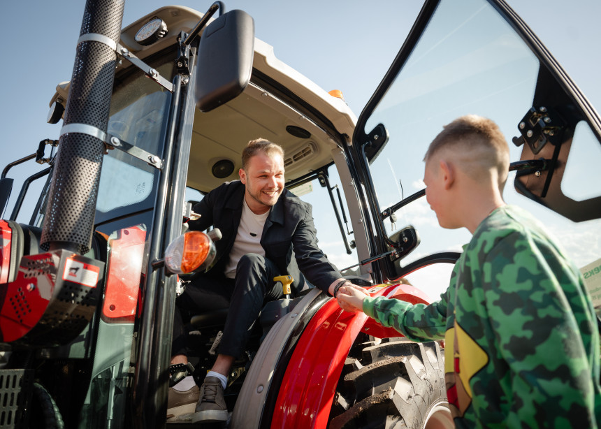 Stanivuković poklonio traktor porodici u Rogatici