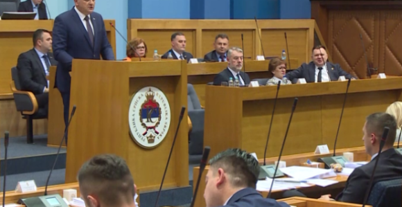 Premijer i ministri povećali sebi plate, a manjak u budžetu