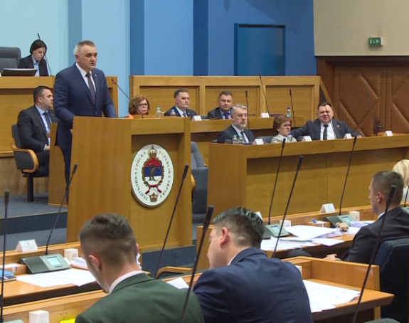 Premijer i ministri povećali sebi plate, a manjak u budžetu