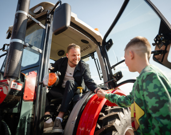 Stanivuković poklonio traktor porodici u Rogatici