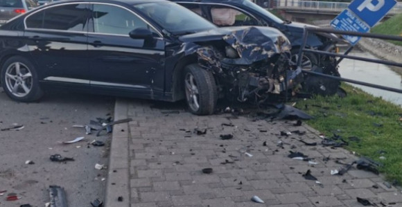 Bijeljina: Izgubio kontrolu i udario u parkirana vozila