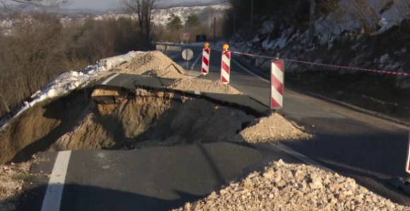 Zbog velikog oštećenja zatvoren put Tuzla-Bijeljina