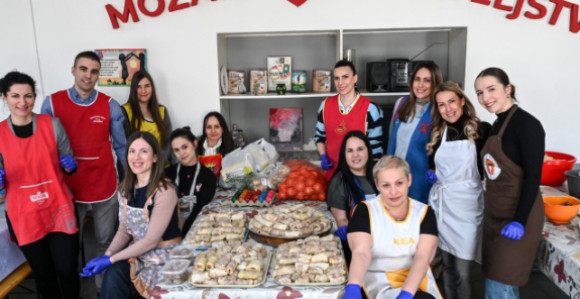 Zaposleni ATOS Banke pripremali hranu za korisnike ‘Mozaika prijateljstva’“   