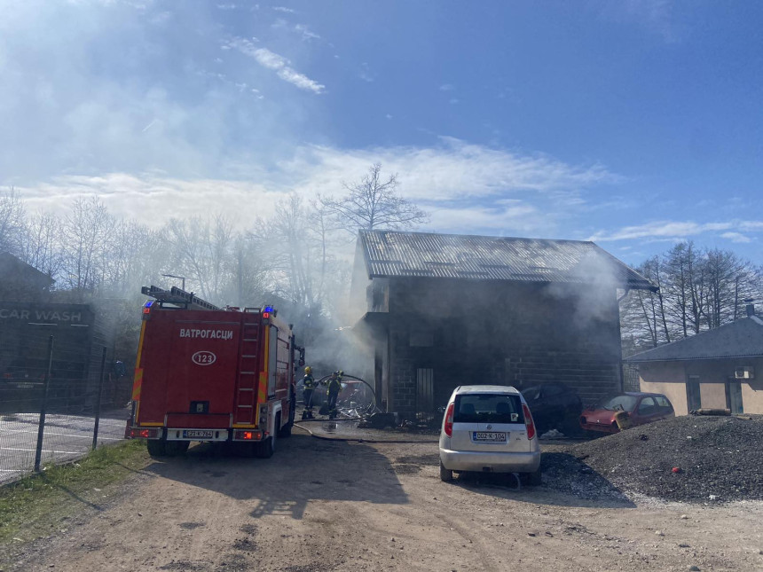 Избио пожар у радњи у Источном Новом Сарајеву (ВИДЕО)