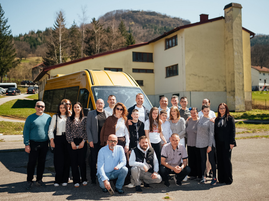 Станивуковић уручио комби Удружењу "Загрљај" из Источног Сарајева